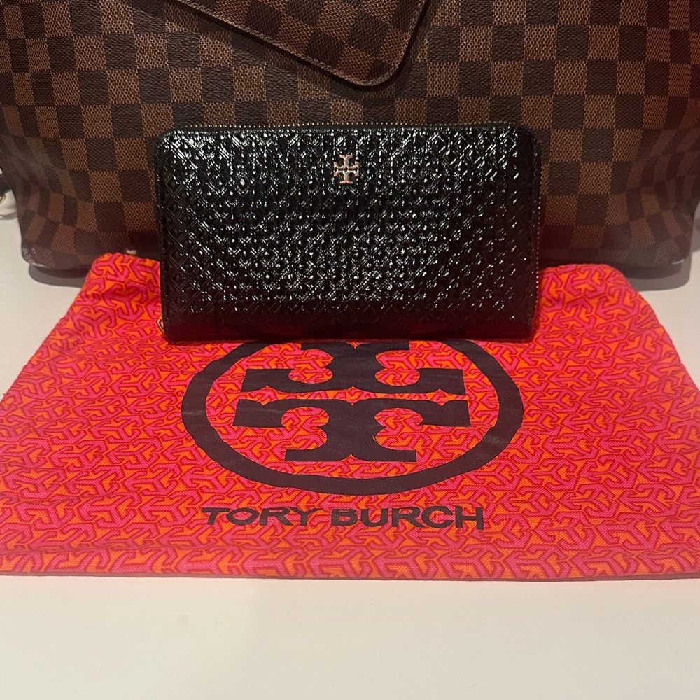 Tory Burch Black Textured Wallet